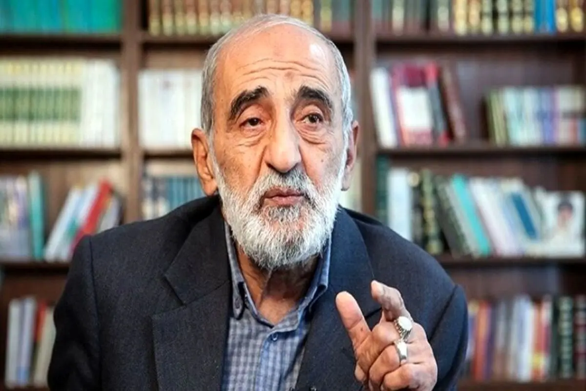 شریعتمداری: افرادی که با جمهوری اسلامی به مخالفت برخاسته اند بی سواد، درپیت و کاسهلیس هستند