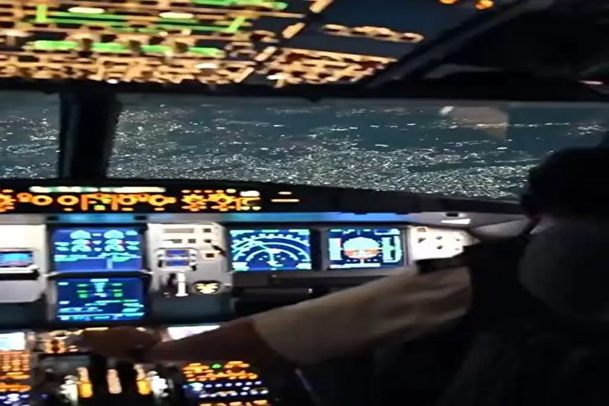 نمایی دیدنی از کابین خلبان هنگام فرود ایرباس ۳۲۰+ فیلم