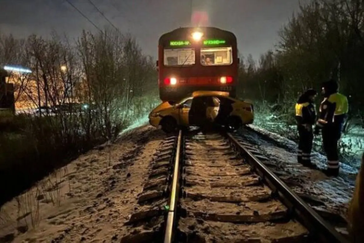 تصادف وحشتناک قطار با یک خودرو در روسیه + فیلم