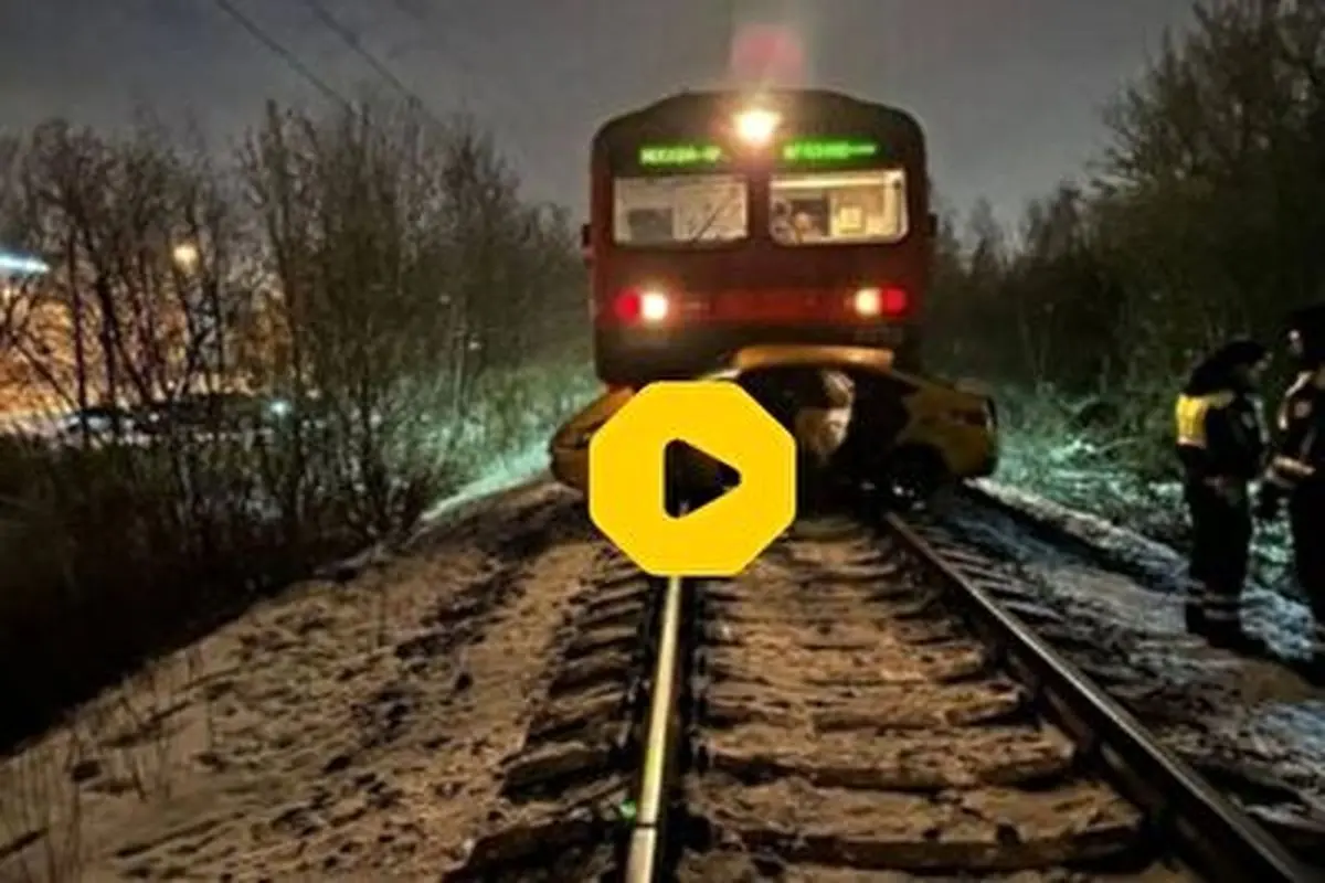 لحظه وحشتناک برخورد قطار با خودرویی که به روی ریل آمد!+ فیلم