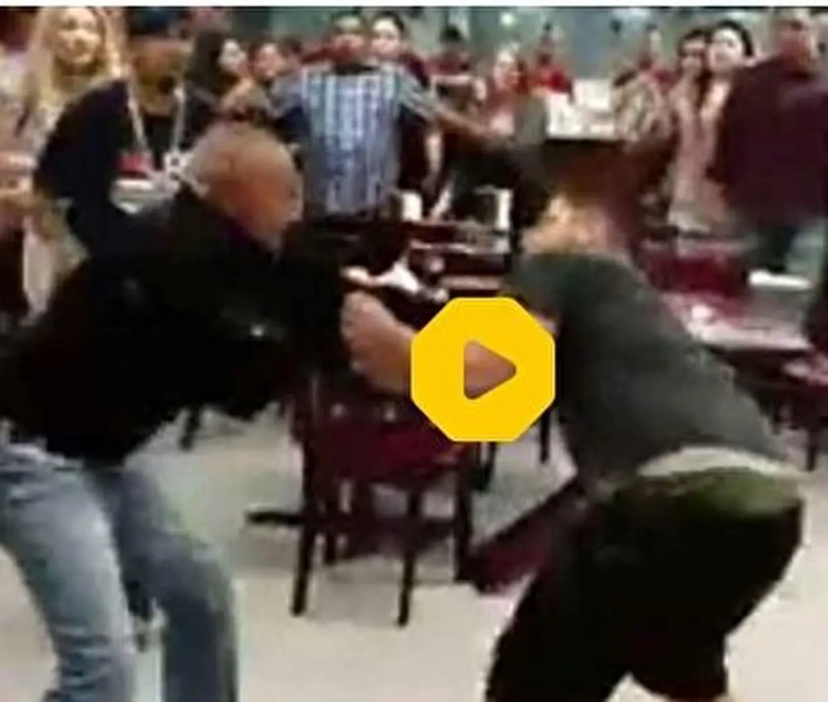 تصاویری باورنکردنی از دعوای وحشیانه دو مرد وسط یک رستوران+ فیلم