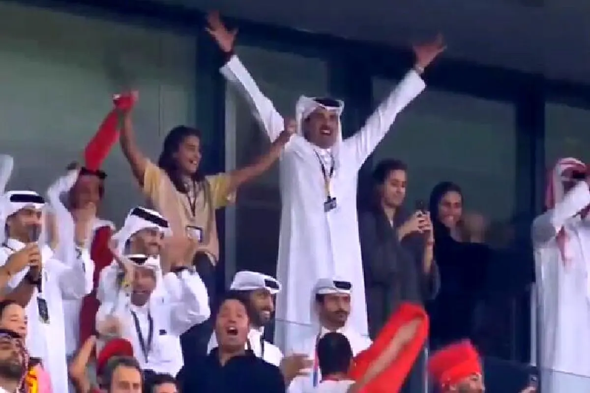 شادی امیر قطر با پرچم مراکش بعد از شکست اسپانیا + فیلم
