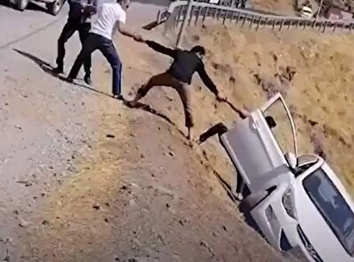 نجات معجزه آسای راننده یک خودروی در آستانه سقوط!+ فیلم