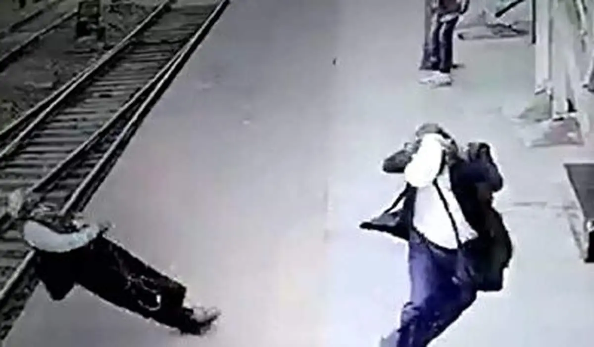 برق گرفتگی وحشتناک در یک ایستگاه راه آهن!+ فیلم