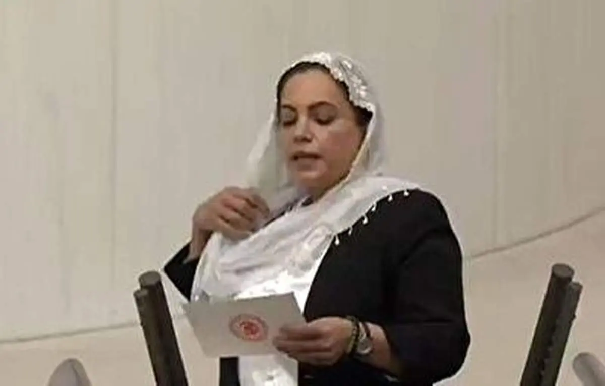 کشف حجاب یک نماینده در حین سخنرانی!+ فیلم
