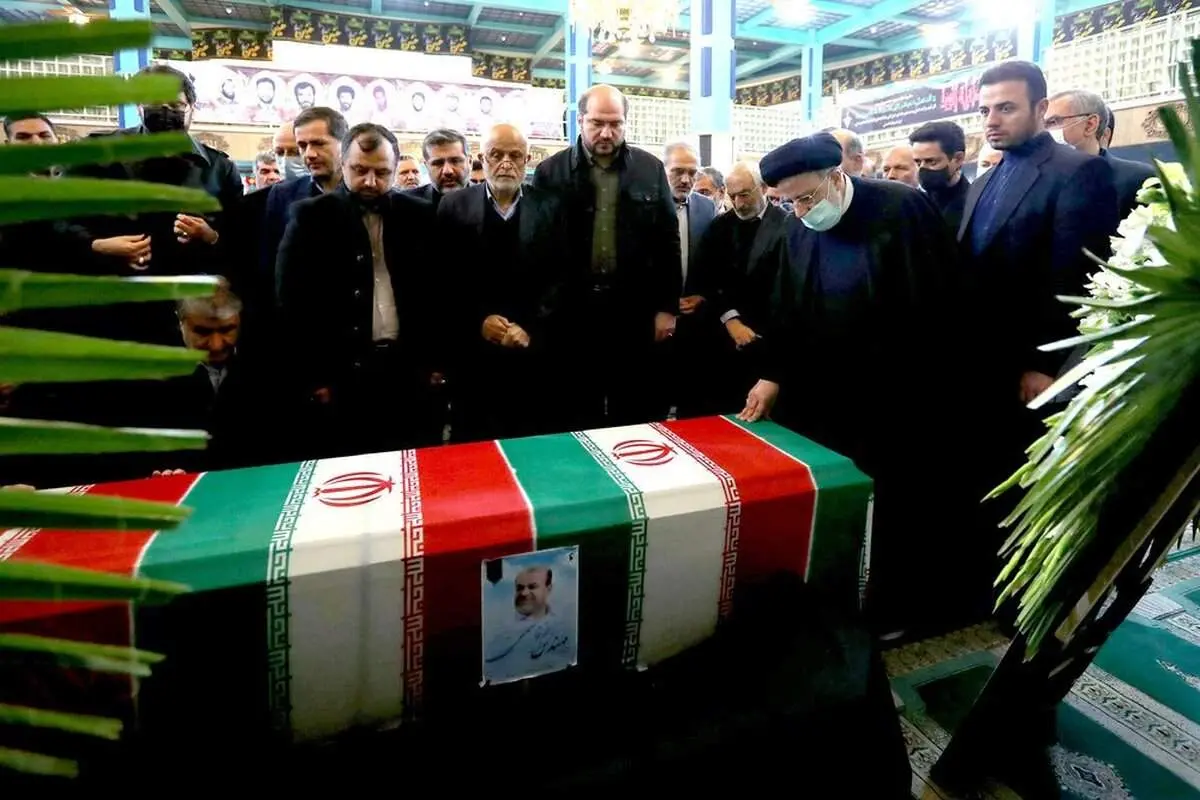 فاتحه خوانی رئیس جمهور بر پیکر مرحوم رستم قاسمی + فیلم