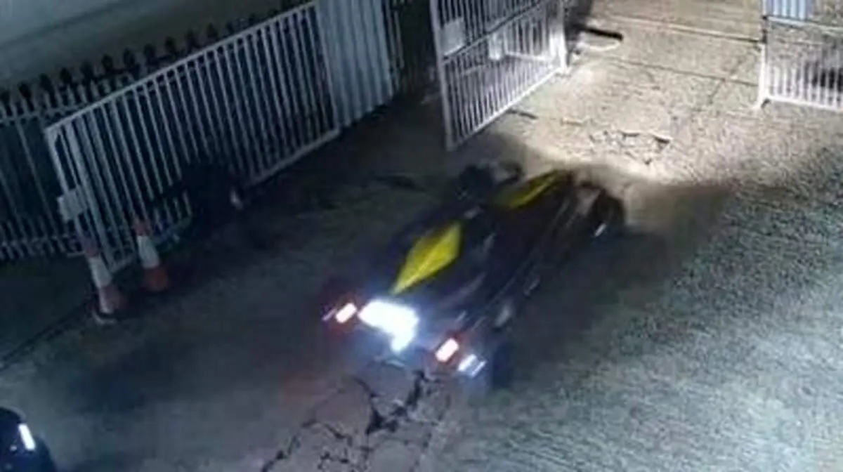 لحظه سرقت همزمان ۵ خودرو در انگلیس به ارزش ۷۰۰ هزار پوند! + فیلم