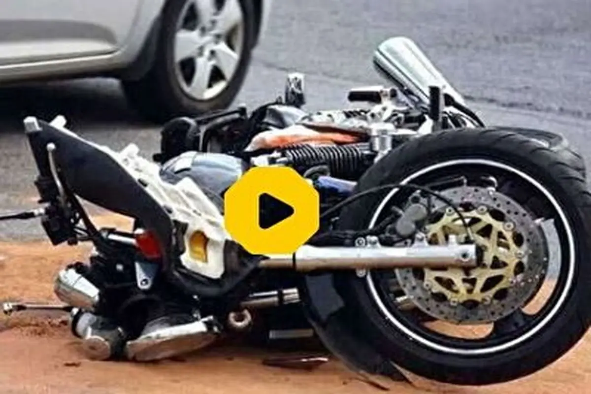 صحنه دلخراش برخورد موتورسوار با یک خودروی سواری+ فیلم