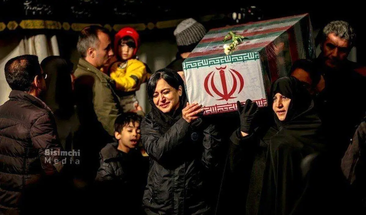 تابوت یک شهید روی دوش زن با حجاب و کم حجاب+عکس