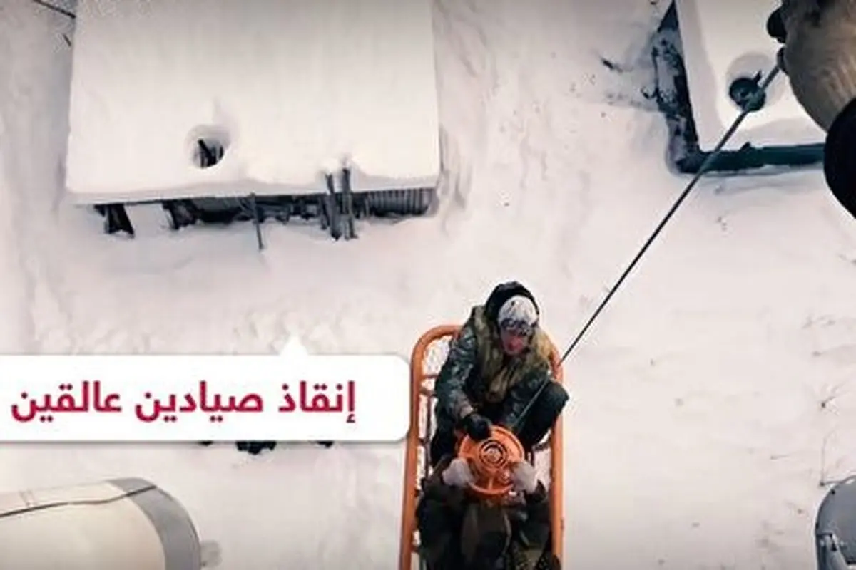 لحظه دیدنی نجات ماهیگیران و سگ‌های گیر افتاده در برف+ فیلم