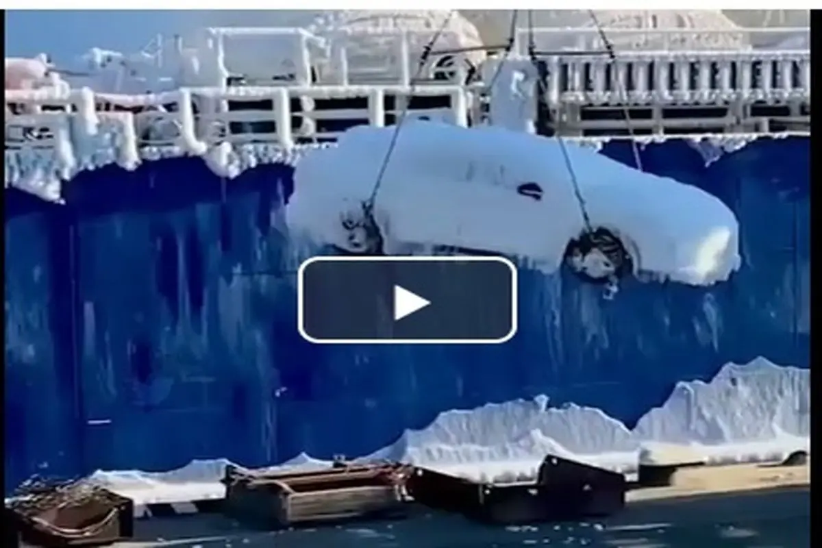 ویدئوی وایرال شده از جابجایی خودروهای یخ زده در روسیه