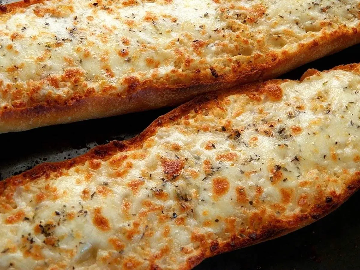 طرز تهیه نان سیر با نان باگت