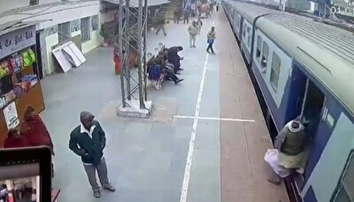 نجات معجزه آسای یک مرد از مرگ وحشتناک زیر قطار!+ فیلم