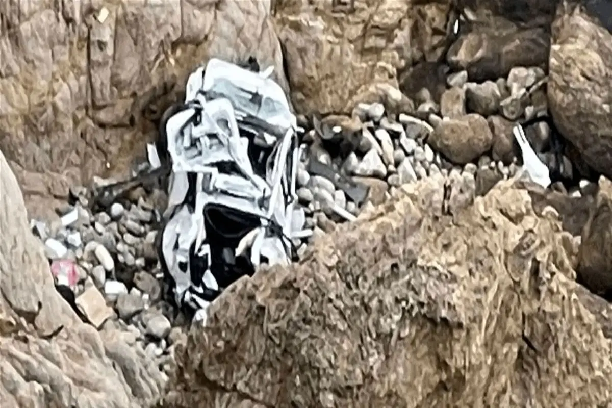این خودرو از ارتفاع ۷۶ متری سقوط کرد و سرنشین‌ها زنده ماندند
