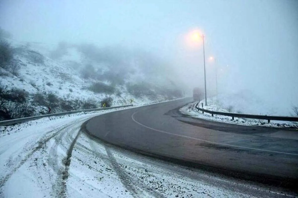 برف و باران در راههای ۱۰ استان کشور/ تردد روان در جادهها و انسداد ۱۲ محور