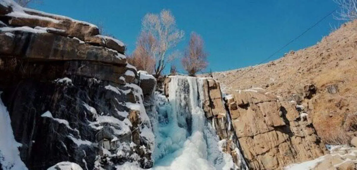 تصاویر دیدنی از آبشار یخی در همدان