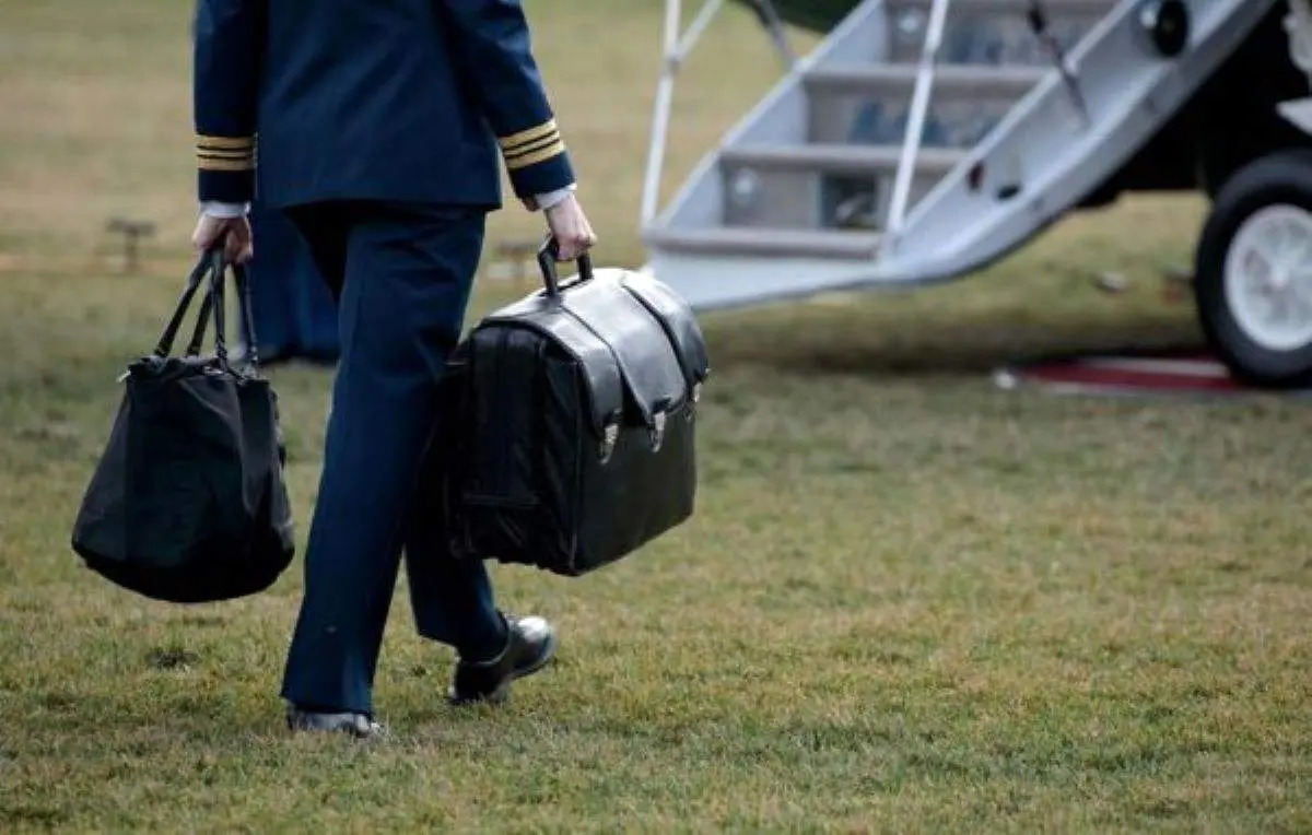 ماجرای دو کیف همراه رئیس جمهور آمریکا چیست؟