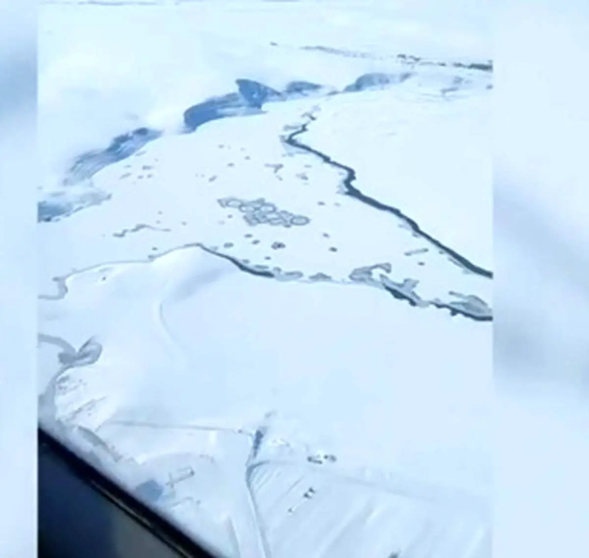 تصویر زیبا از یخ زدگی دریاچه سد «خان‌آباد» شهرستان الیگودرز!