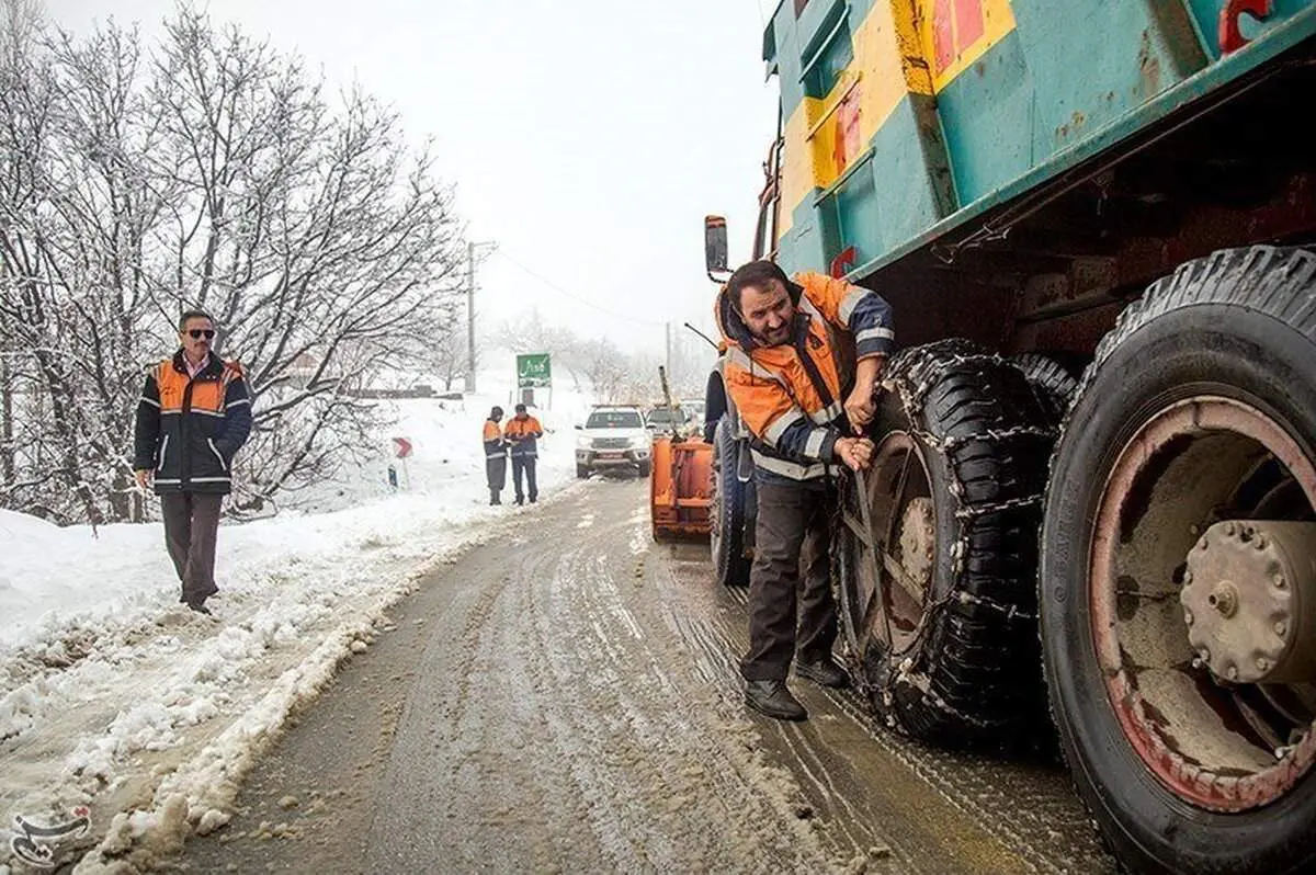 ببینید| تلاش راهداران برای بازگشایی خیابان های برفی سنندج