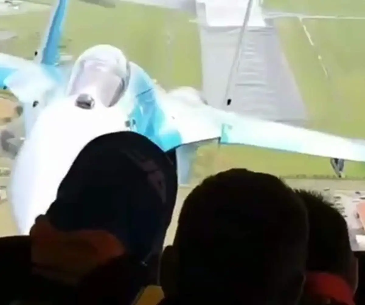 لحظه دلهره آور پرواز جنگنده سوخو ۲۷ نزدیک به یک هواپیما+ فیلم