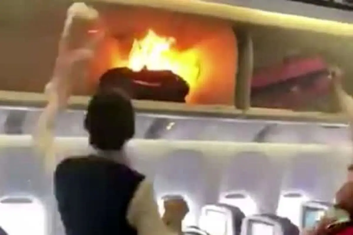 ببینید| لحظه دلهره آور آتش گرفتن پاور بانک در هواپیما