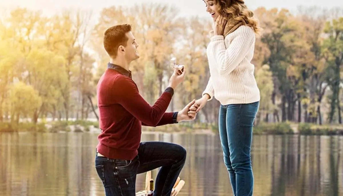 غافلگیر شدن دختر جوان توسط مرد عاشق پیشه در ورزشگاه + فیلم