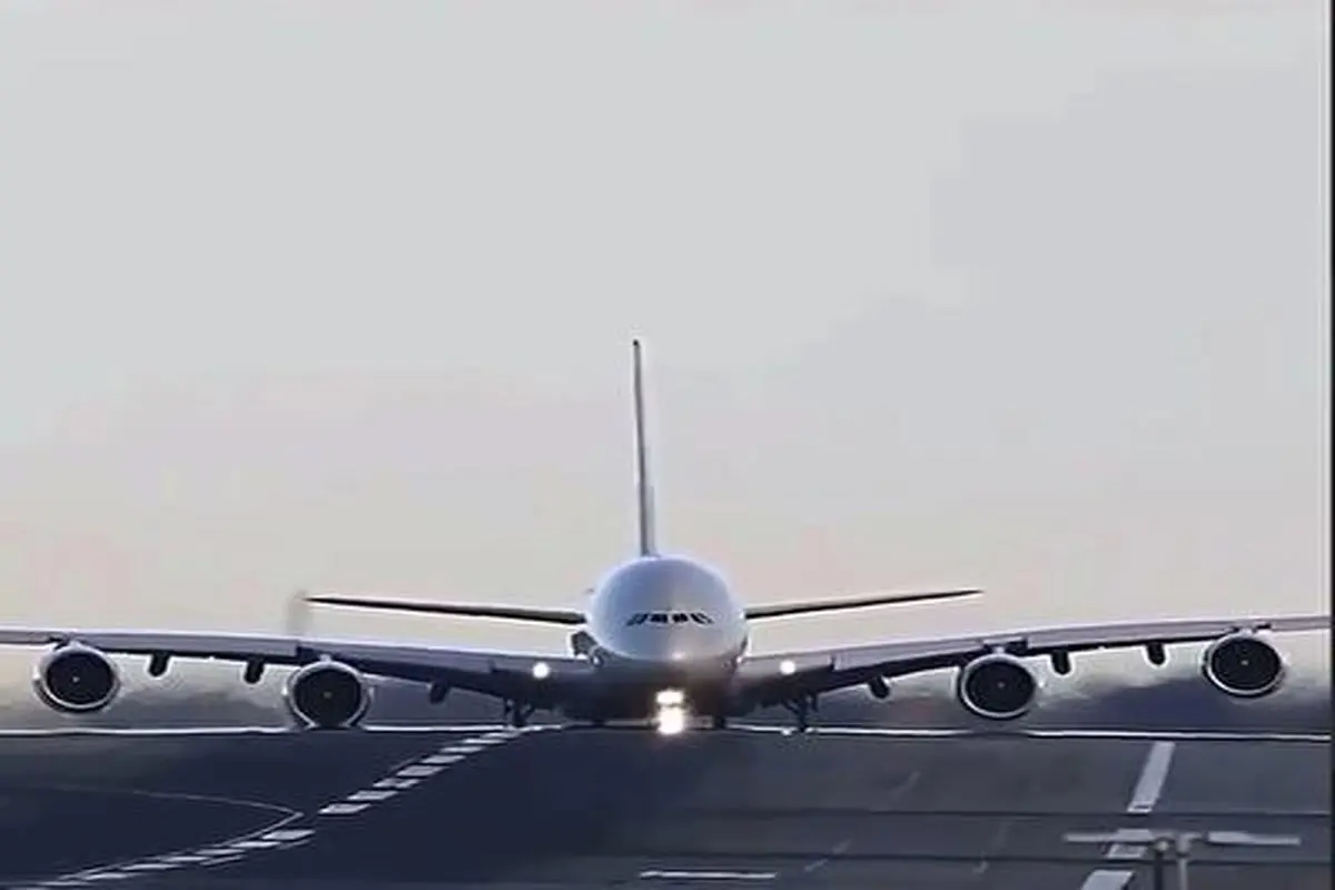 تیک‌آف بزرگترین هواپیمای مسافربری جهان از فرودگاه سیدنی استرالیا+ فیلم