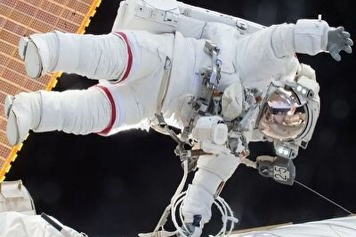 لحظه هیجان انگیز خروج دو فضانورد از ایستگاه بین‌المللی+ فیلم