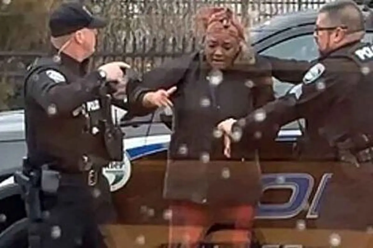 حمله وحشیانه پلیس آمریکا به یک زن سیاهپوست!+ فیلم