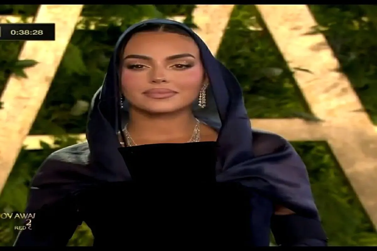 عکس متفاوت از حجاب جالب جورجینا در یک جشنواره‌ در عربستان