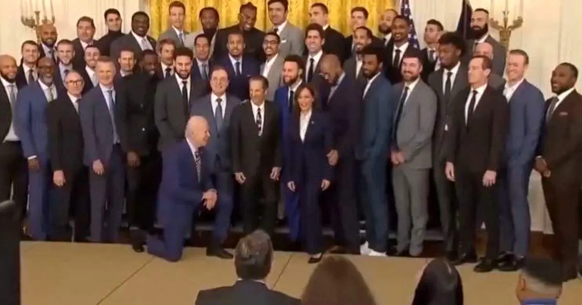 فیگور عجیب بایدن برای عکس یادگاری+فیلم