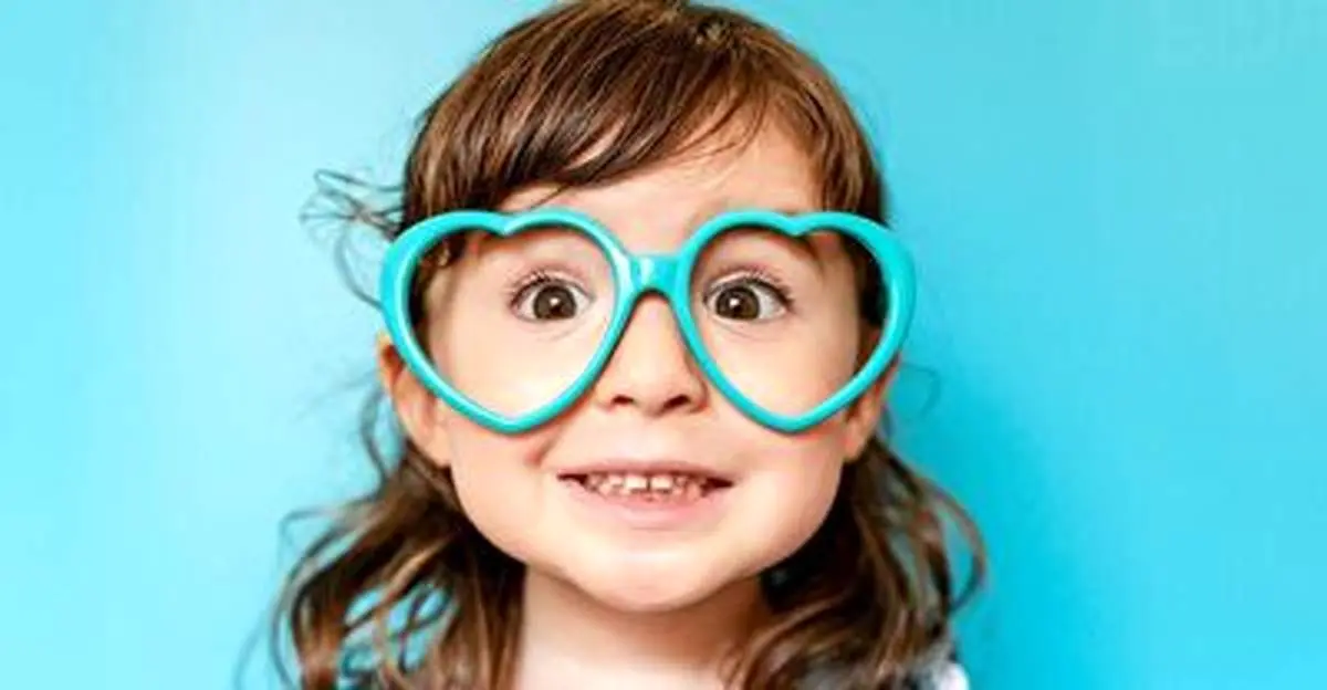 لحظه فوق احساسی از کودکی کم بینا که برای اولین بار با عینک دنیا را می بیند+ فیلم