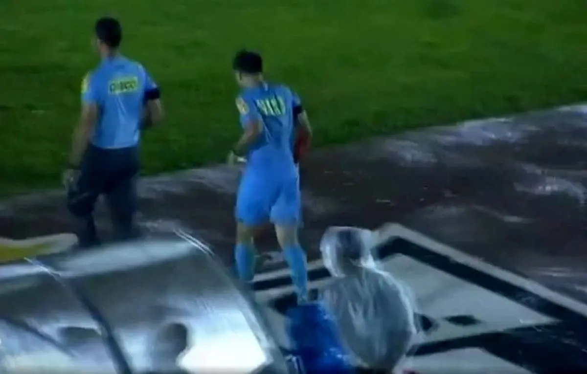 توقف یک مسابقه فوتبال برای دستشویی رفتن داور!+ عکس