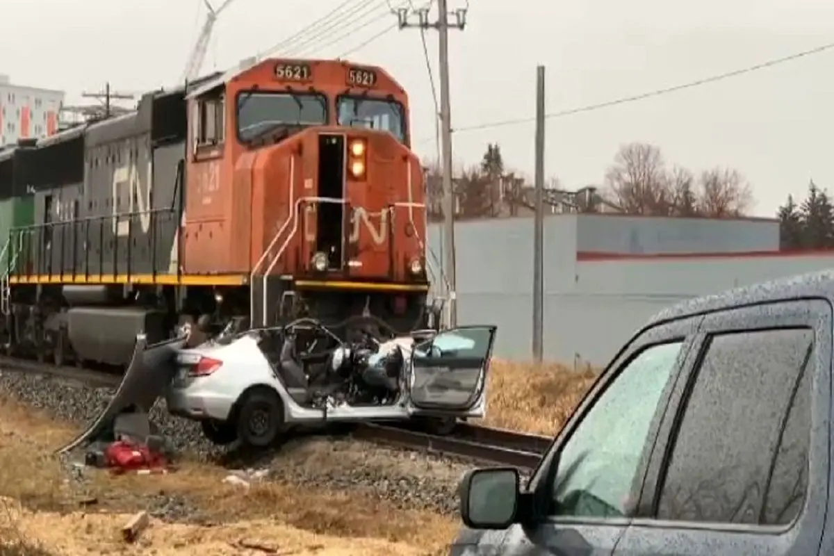 جان سالم بدر بردن راننده خودرو از تصادف با قطار+ فیلم