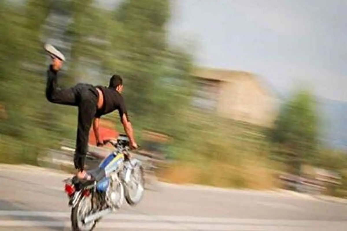 حرکات نمایشی روی موتور کار دست جوان ماجراجو داد!+ فیلم