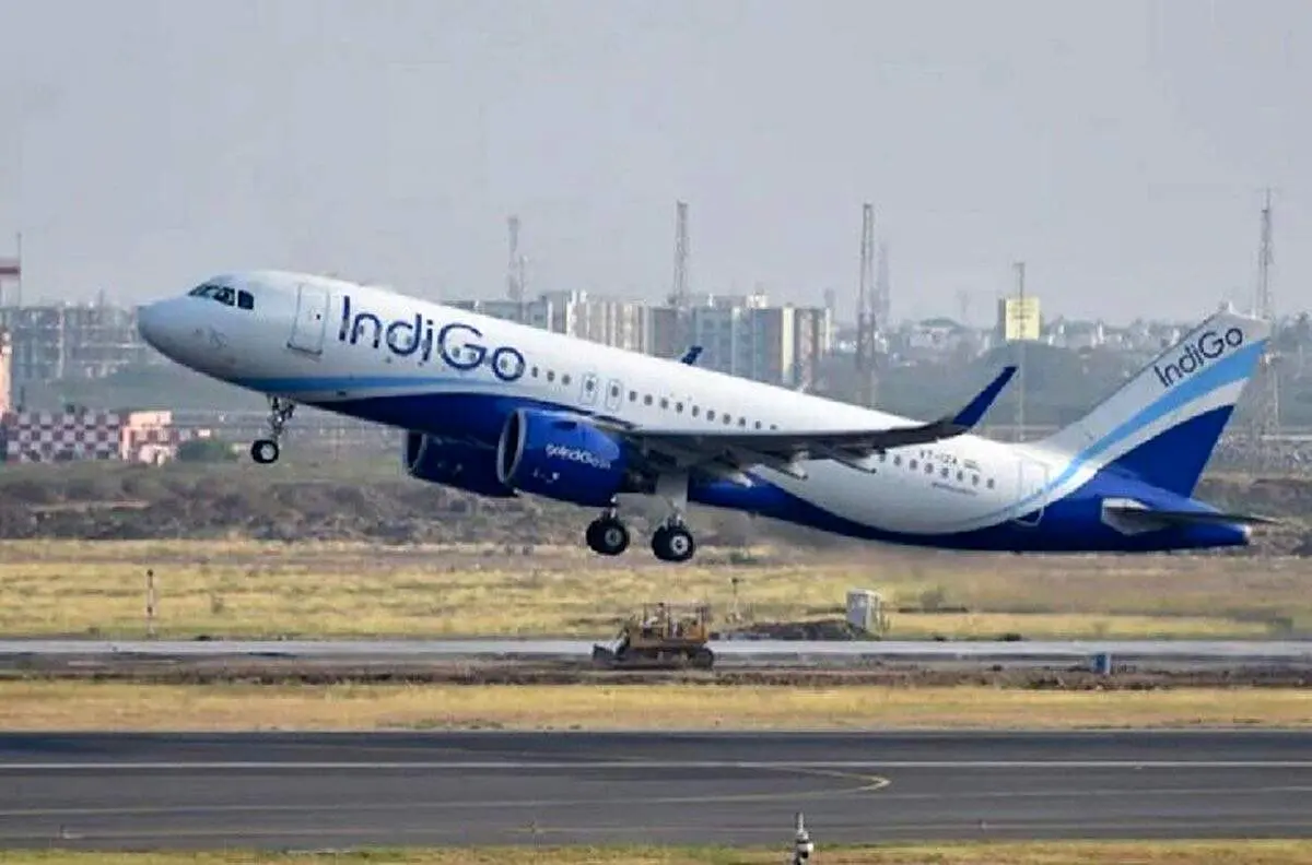 لحظه وحشتناک آتش گرفتن موتور هواپیما و ادامه پرواز! + فیلم