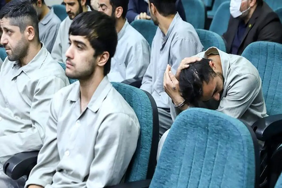 روایت روزنامه همشهری از حواشی ملاقات محمد حسینی و مهدی کرمی با خانواده هایشان