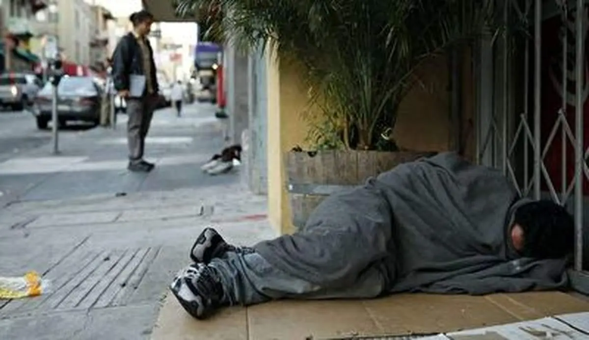 کار غیر انسانی مرد مغازه دار با یک بی‌خانمان!+ فیلم