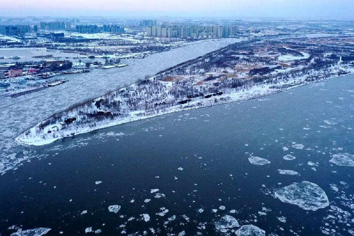 صحنه عجیب خروج گاز طبیعی از زیر رودخانه یخ‌زده + فیلم
