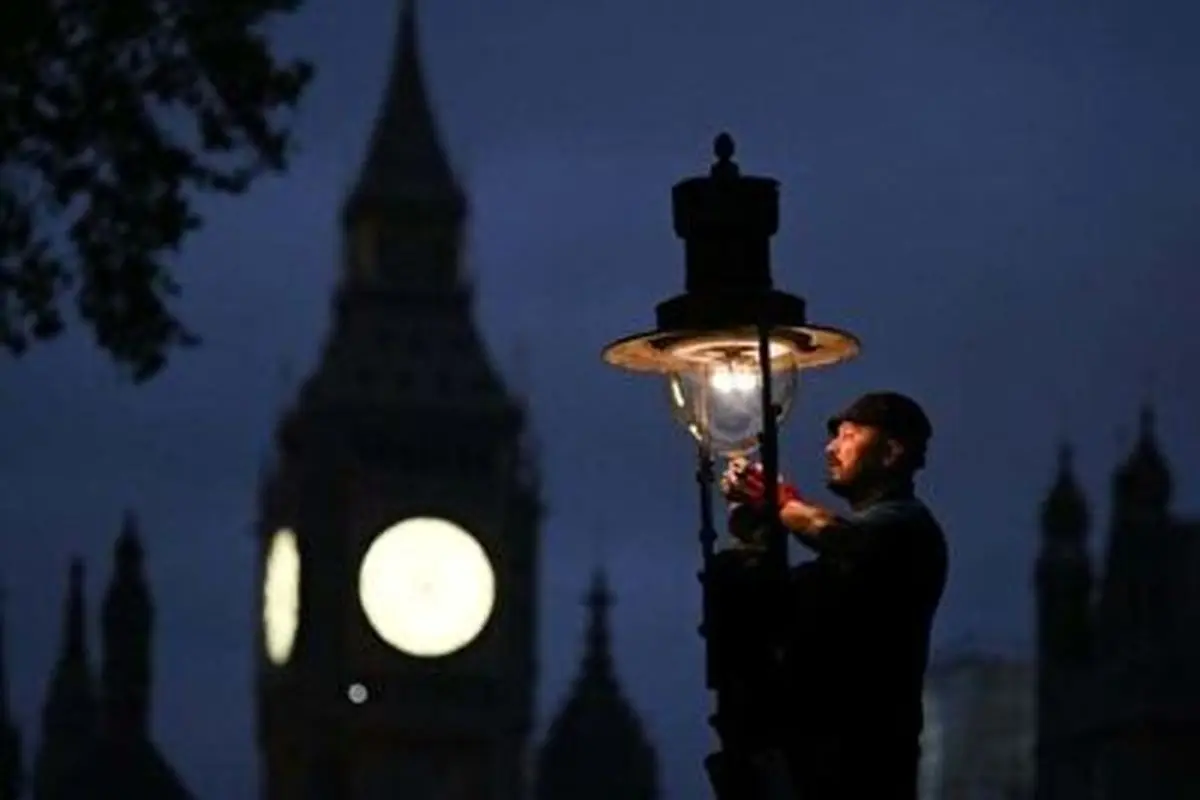 روشن شدن لندن با لامپ‌های گازی قرن نوزدهمی+ فیلم