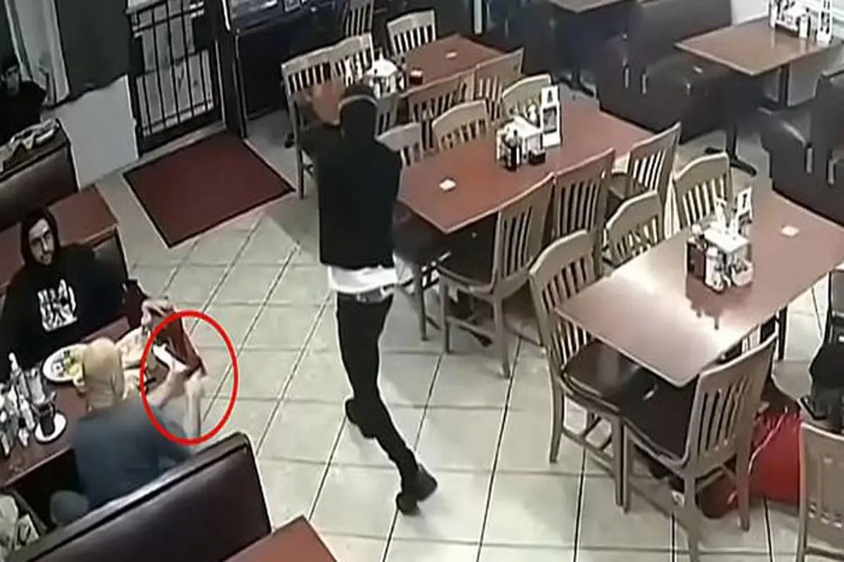 مشتری با شلیک گلوله، سارق رستوران را کشت+ فیلم (۱۶+)