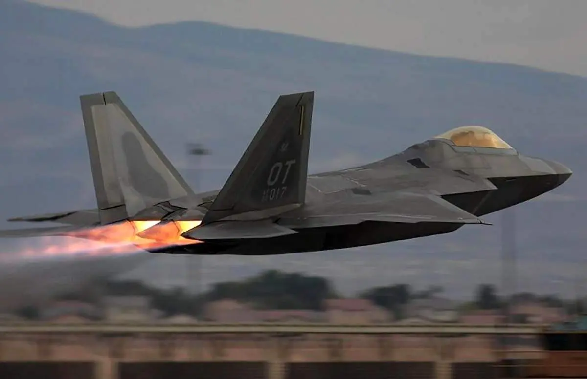 لحظه پرواز این جنگنده شما را متحیر می‌کند+ فیلم