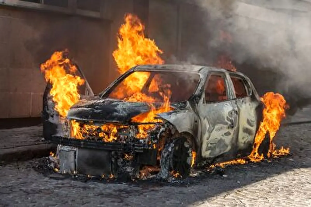 نجات باورنکردنی راننده از میان شعله های آتش یک خودرو+ فیلم