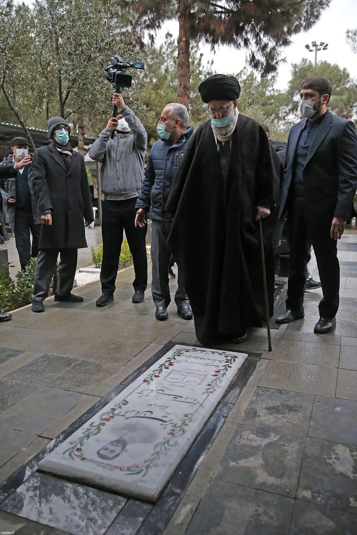 حضور رهبر انقلاب بر مزار شهید «آرمان علی‌وردی»+ عکس