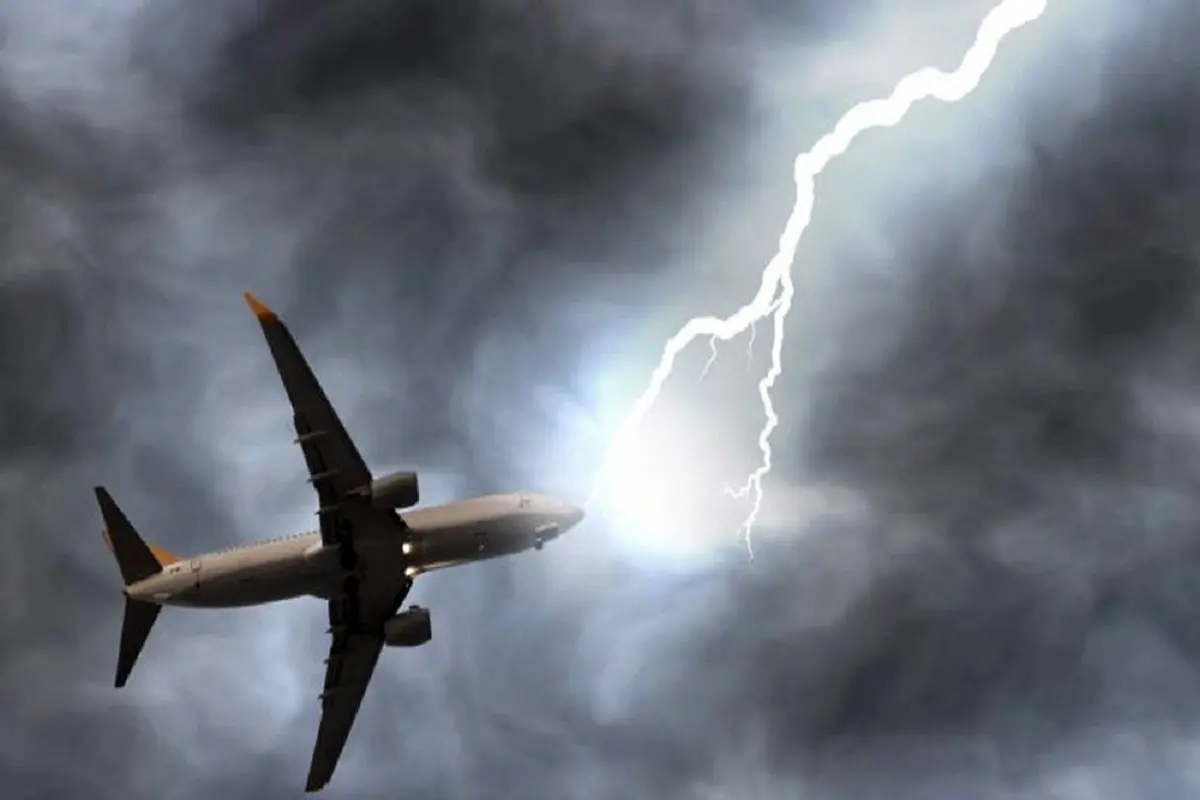 وحشت مسافران از اصابت صاعقه به هواپیما + فیلم