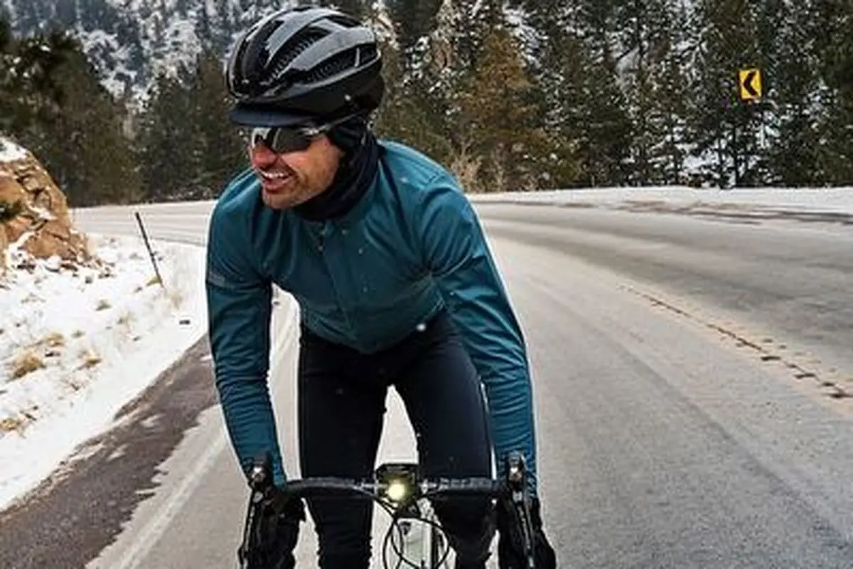 روش عجیب دوچرخه سوار برای گرم کردن خود در سرما+ فیلم