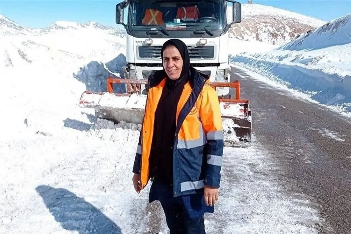 تلاش تنها بانوی راهدار ایران در کولاک و برف + فیلم