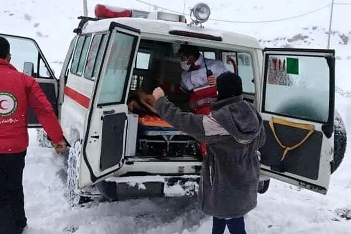 لحظه نجات نوزاد سه روزه گرفتار در برف+ فیلم