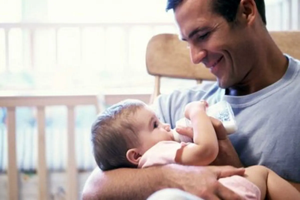 ویدئویی پربازدید از شیردادن پدر به نوزاد
