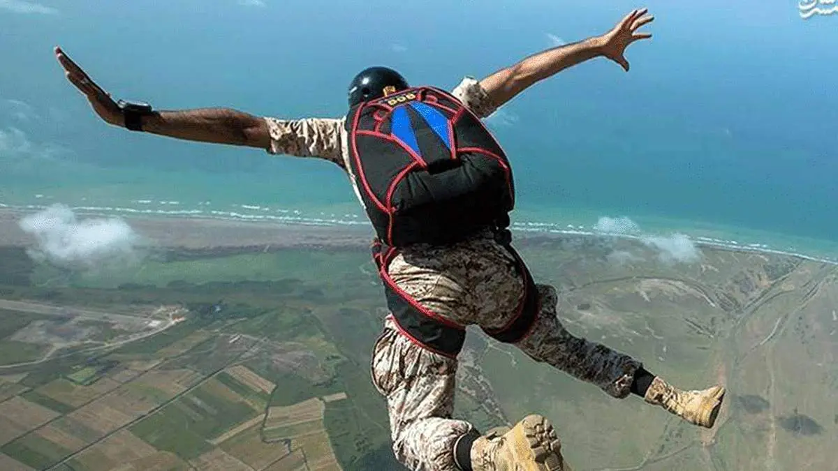 لحظه دلهره آور بازنشدن چتر نجات + فیلم